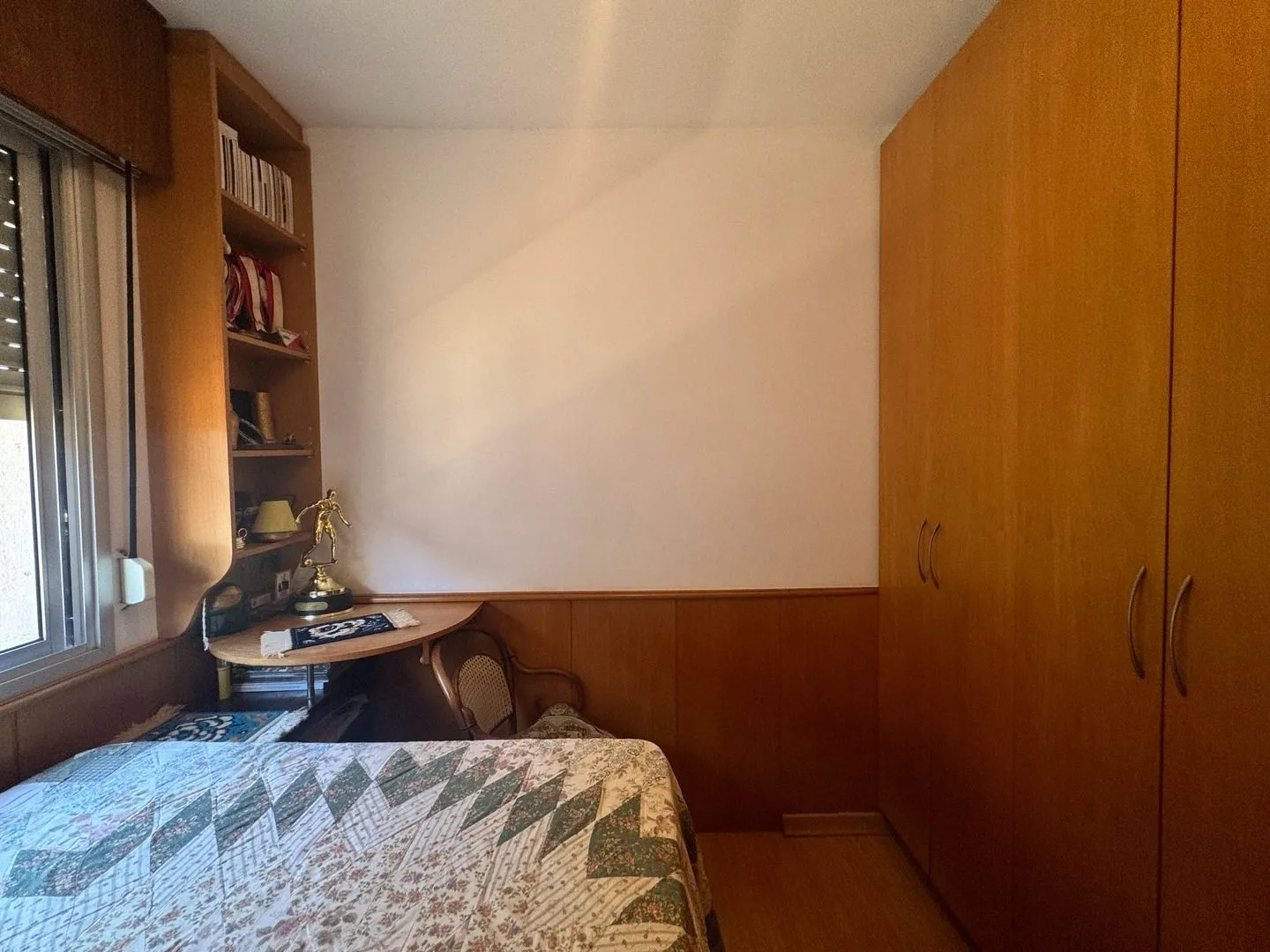 Imagem Apartamento dois dormitórios ( uma suíte) garagem/depósito Bairro Menino Deus