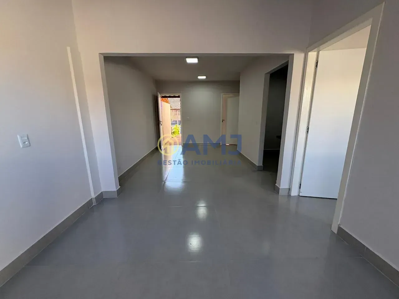 Imagem Casa Totalmente Reformada no Setor Orientville!