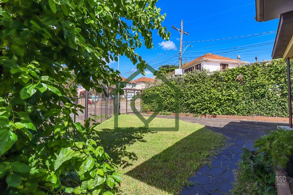 Imagem Descubra a casa espaçosa em rua tranquila, no coração do Bairro Passo d'areia em Porto Alegre, es...
