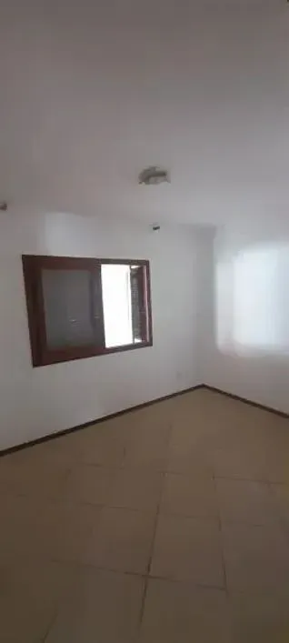 Imagem Casa térrea com 2 dormitórios, amplo pátio e 3 vagas.