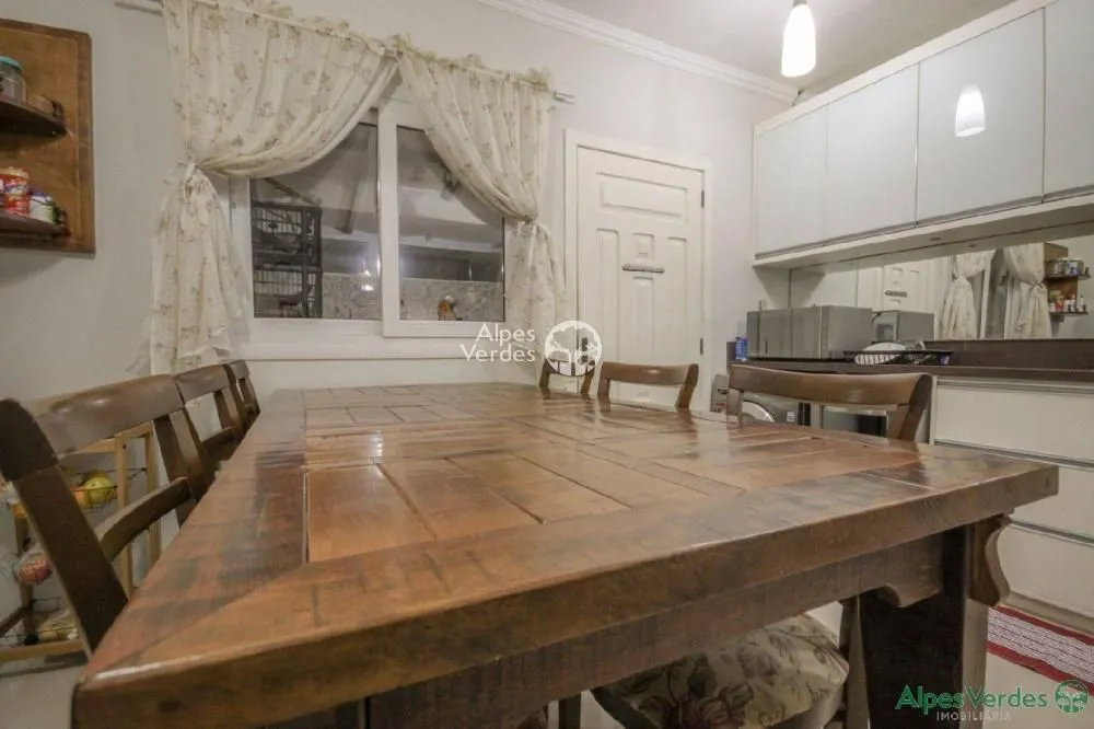 Imagem Vende-se linda casa geminada de 3 andares em Gramado · Mato Queimado