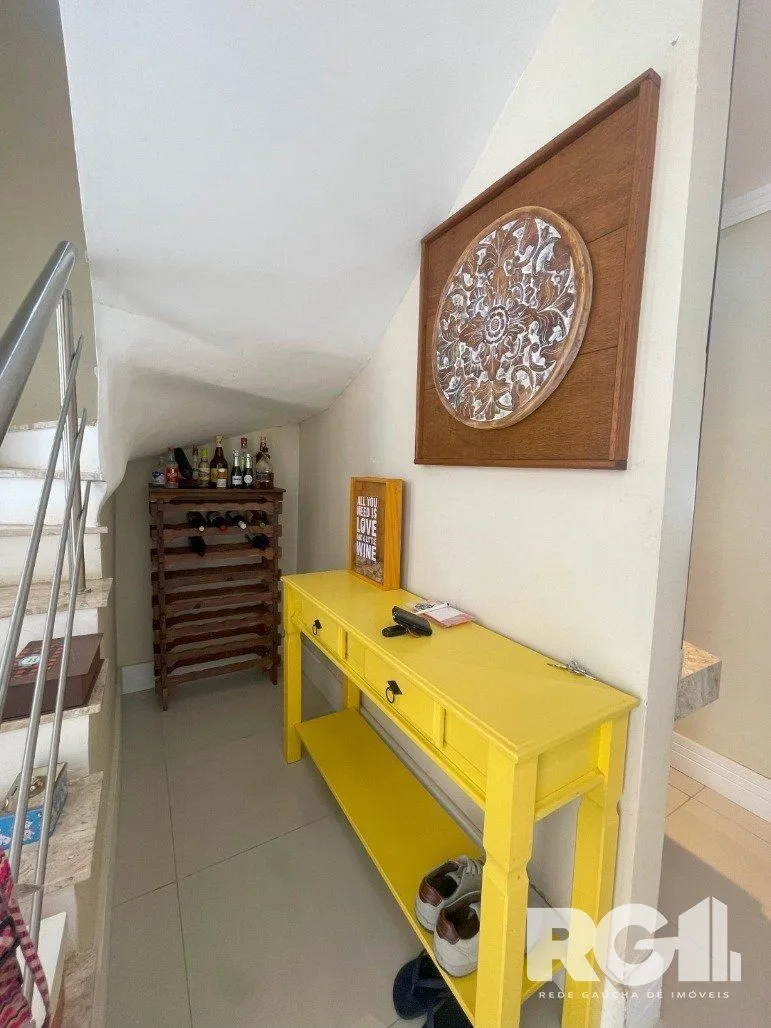 Imagem Bela casa três dormitórios localizada nos altos do bairro Guarujá