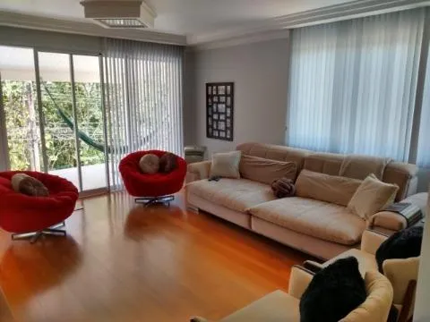 Imagem VENDA DE CASA NO CONDOMÍNIO ARUJÁ COUNTRY CLUB, EM ARUJÁ/SP, 200m² com 3 quartos, suíte, hidro, planejados, sala com lareira e 3 vagas. CONSULTE-NOS.