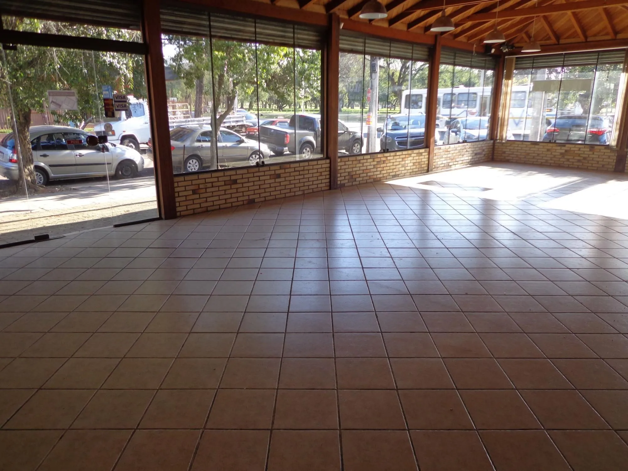 Imagem Loja para Venda - 150m², 0 dormitórios, 10 vagas - Menino Deus
