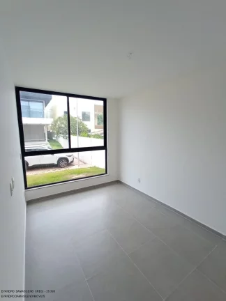 Imagem Luxuosa casa em condomínio à venda em Lauro de Freitas-BA, no bairro Buraquinho, com 4 quartos, 4 suítes, 2 salas, 1 banheiro, 2 vagas de garagem e 350m² de área.