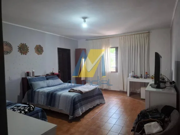 Imagem Sobrado Espaçoso com 300m², 4 Dorms, Edícula e 4 Vagas