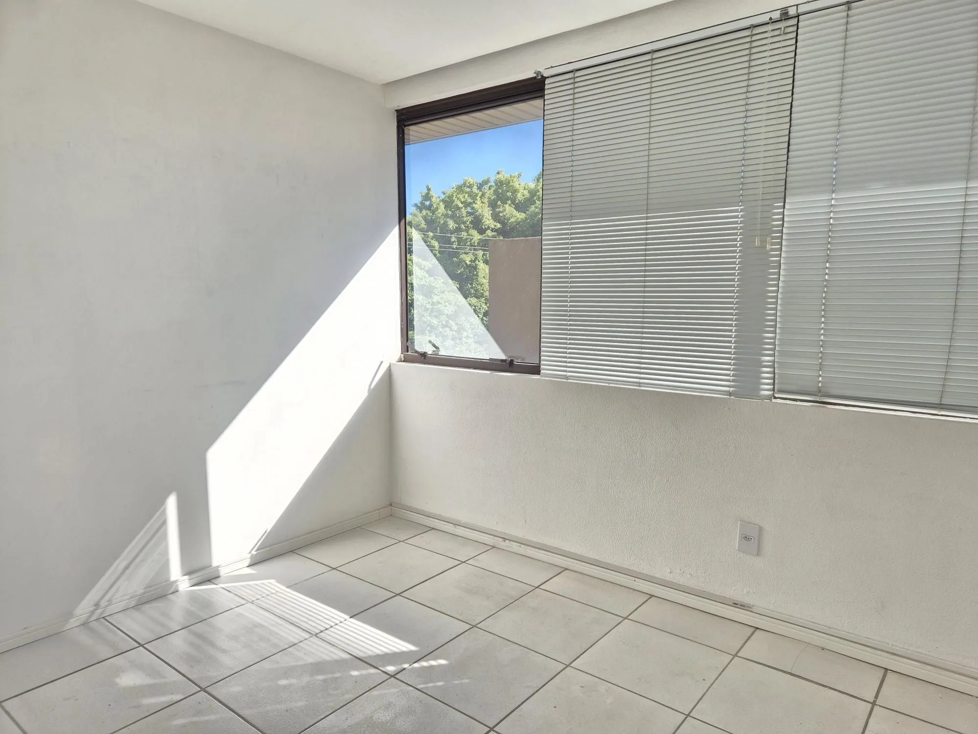 Imagem Sala com 6 divisórias e 2 vagas