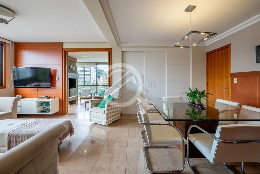 Imagem MUITO SOL E LINDA VISTA! Este amplo apartamento destaca-se por um espaçoso living que abraça três...