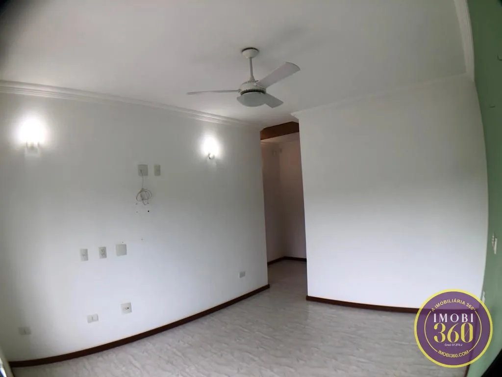 Imagem Linda e espaçosa casa assobradada.