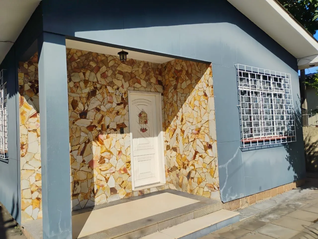 Imagem Casa térrea 3 dormitórios, 2 vagas cobertas as demais descobertas bairro cristal