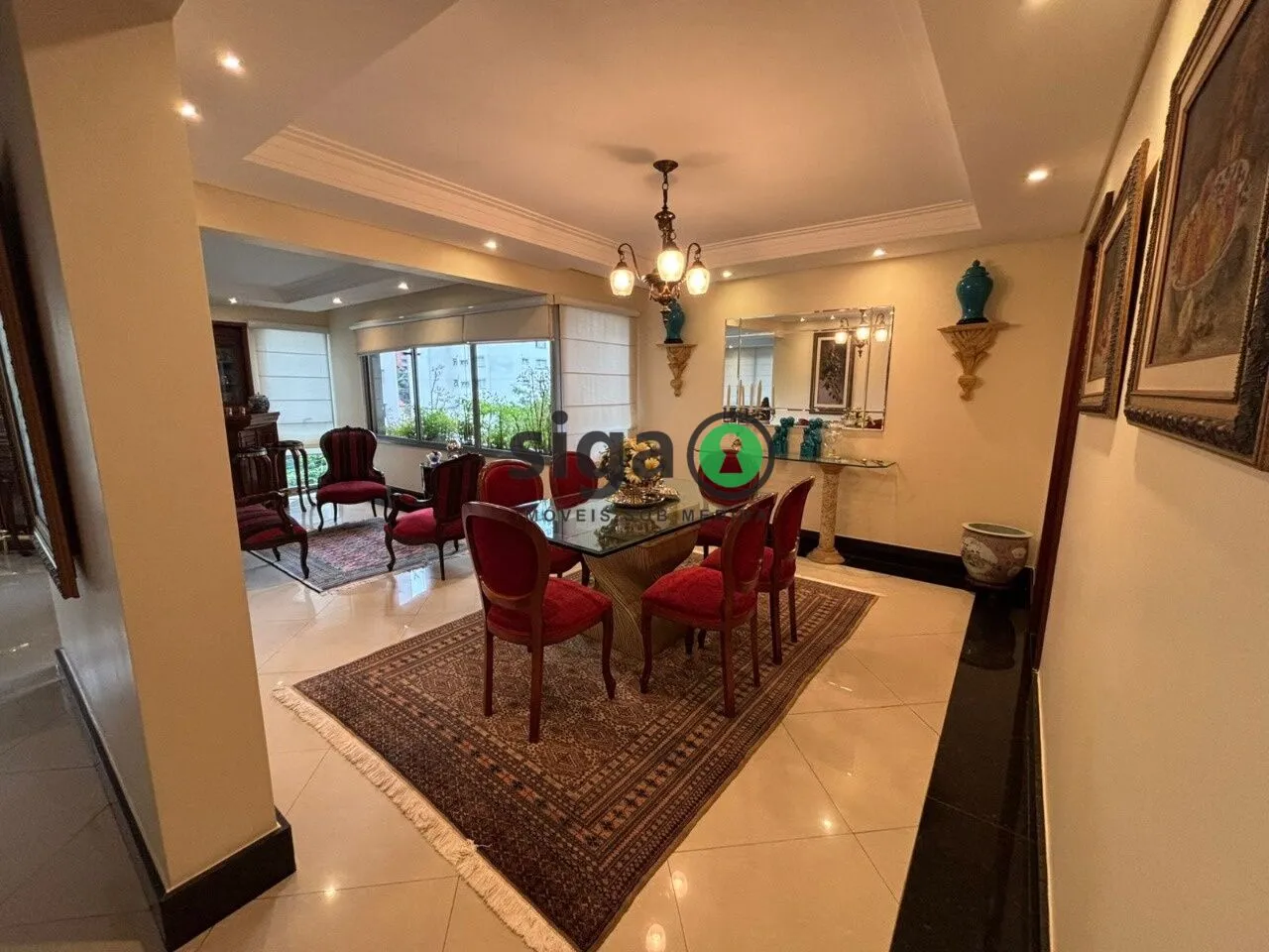 Imagem Sofisticação e Espaço em Moema: 230 m² com Vista Livre e Estilo Neoclássico