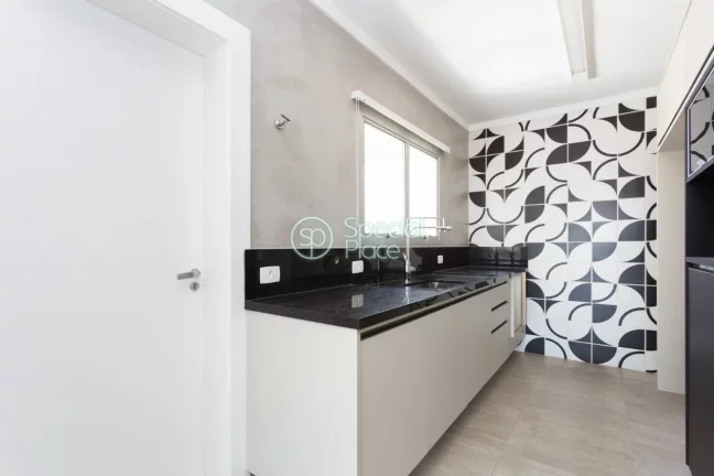 Imagem Cobertura toda reformado, possui uma suíte master com closet, living para dois ambientes, cozinha p...
