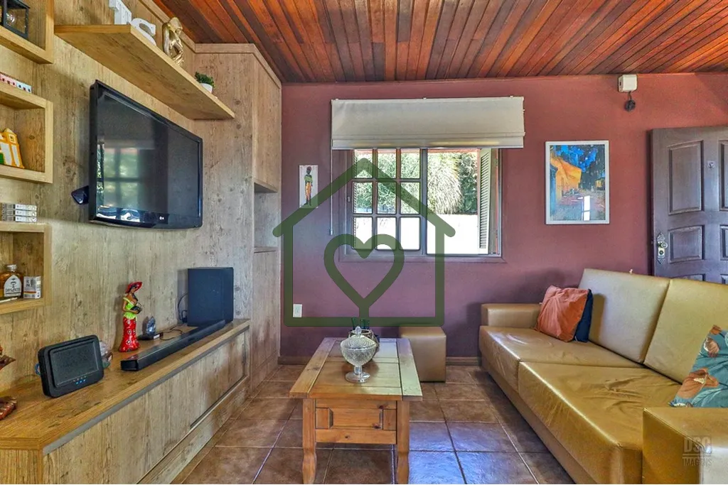 Imagem Casa à venda no bairro Hípica com 165 m2 de área privativa em terreno de 492 m2. O imóvel conta ...