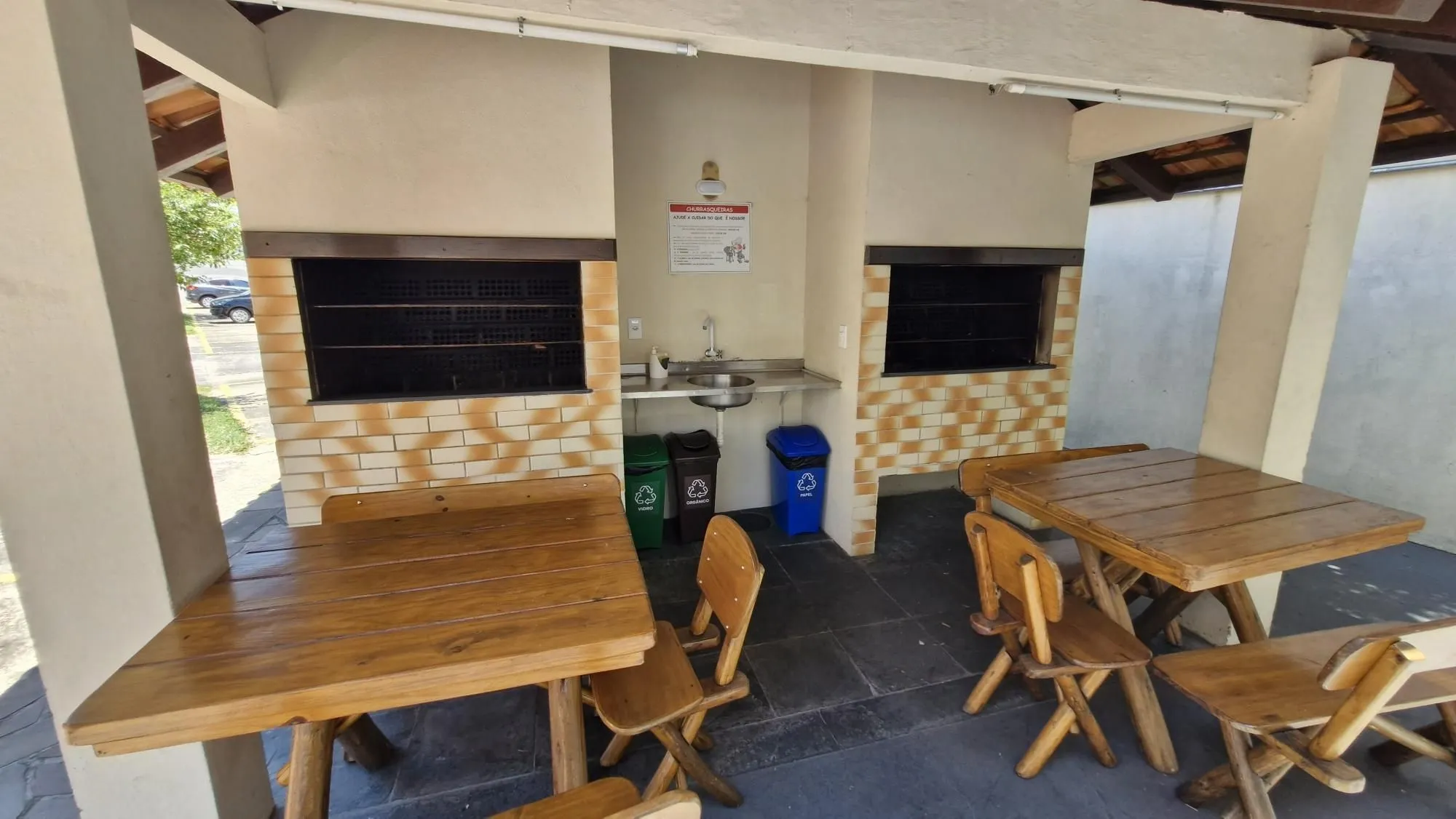 Imagem Excelente Apartamento de dois Dormitórios perto do Bourbon Aparício Borges.