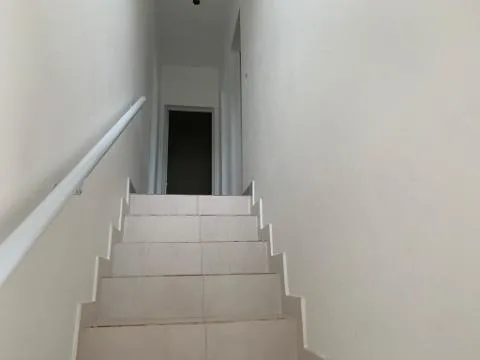 Imagem VENDA DE SOBRADO NA ESTÂNCIA PARAÍSO, EM ITAQUAQUECETUBA/SP, 70m² com 02 dorm, sacada, sala, cozinha, quintal aconchegante e garagem. CONSULTE-NOS.