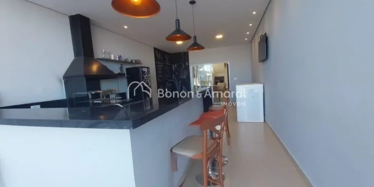 Imagem Venha viver em uma belíssima casa em condomínio fechado em Valinhos, SP, localizada em uma área p...