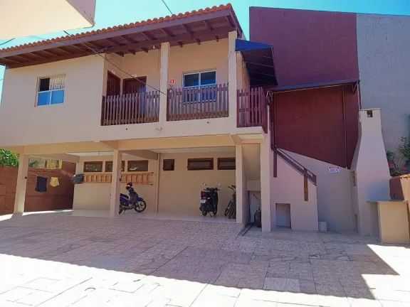 Imagem Oportunidade Única: Pousada Histórica à venda em Garopaba-SC, a 1 Quadra da Praia Central!