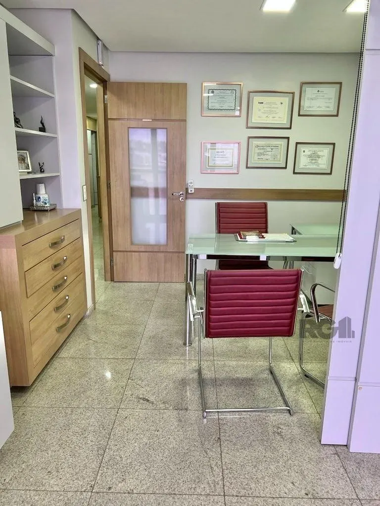 Imagem Conjunto comercial para comprar totalmente mobiliado e desocupado, localizado na prestigiada Rua Felipe Camarão, em frente à Redenção.