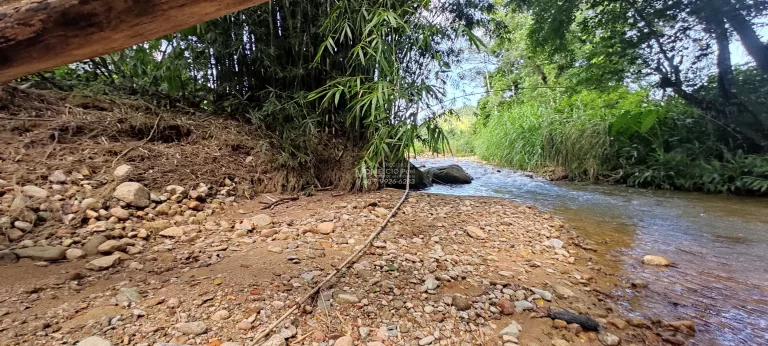 Imagem Sítio a venda, Com casa e lagoa de peixes, e riacho atravessado o terreno a 300 metros da SC 108. Boa área de 4.000m² de plantio com terra boa,