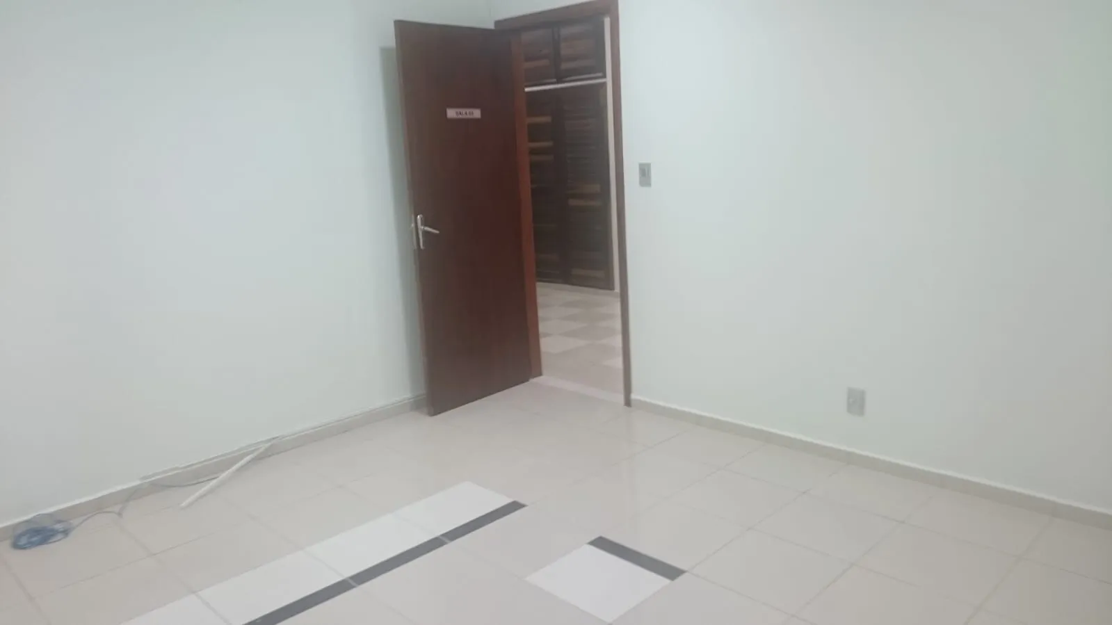 Imagem Imóvel Comercial de Esquina no Campolim - 9 Salas, 2 Recepções e Estacionamento