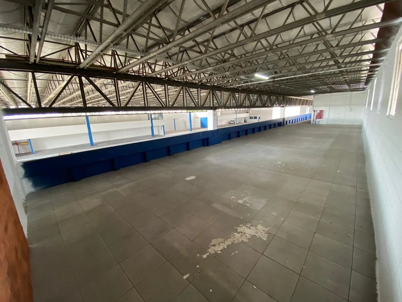 Imagem Galpão Comercial para Locação no Centro de Votorantim-SP: 4 Salas, 8 Banheiros, 40 Vagas e 20.000m² de Área!