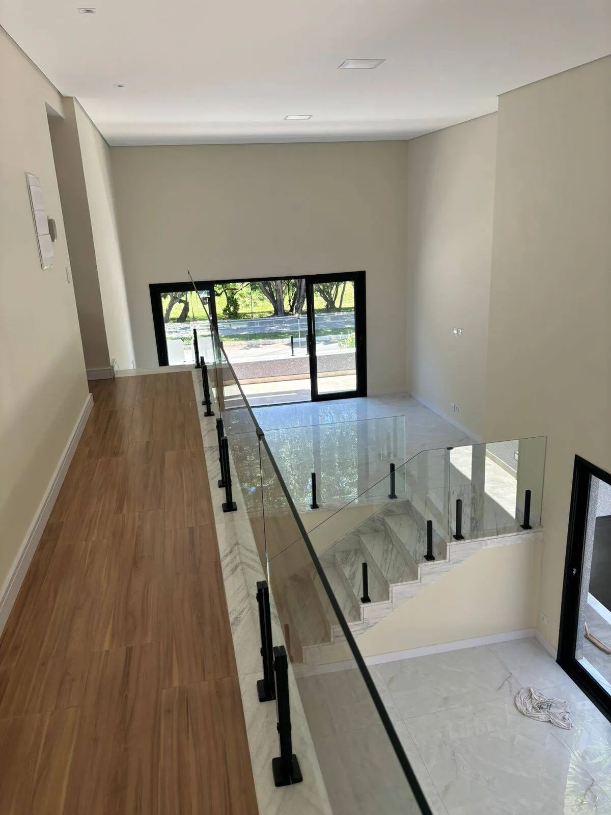 Imagem Casa Nova Planejada em Alphaville - 4 Dormitórios, 2 Suítes, Área de Lazer Completa e 4 Vagas