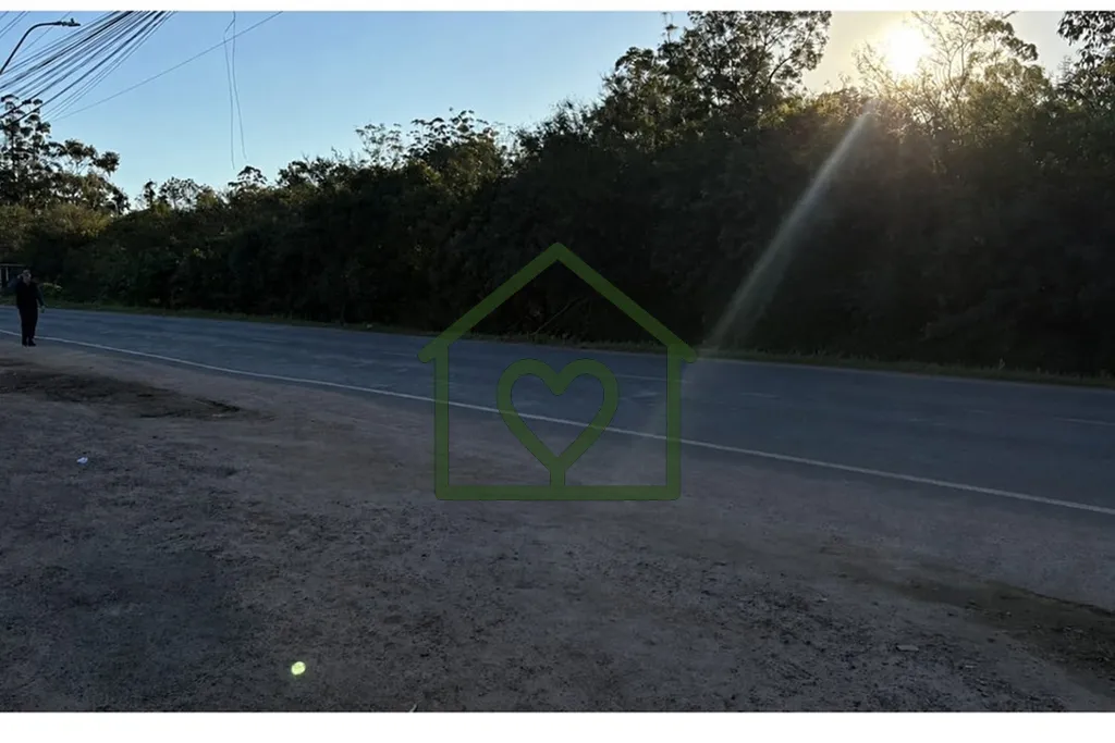 Imagem Atenção para este terreno de 10 x 150m, localizado na Avenida Principal da Ponta Grossa, em uma re...
