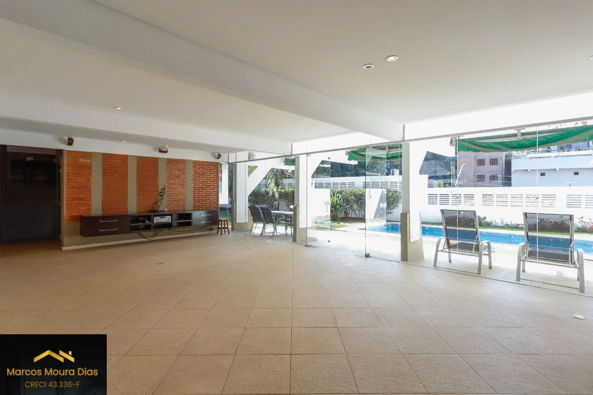 Imagem Casa no Sumaré com 3 Dormitórios ( 1 suíte), 359m² com Piscina, Elevador, Churrasqueira e 6 Vagas de Garagem