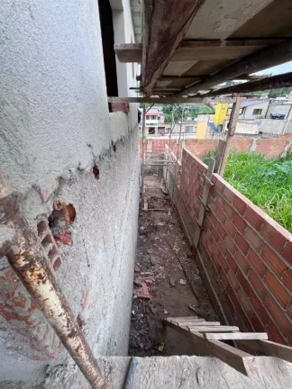 Imagem MEIO LOTE+PORÃO EM BAIXO+3QUARTOS+2VAGAS