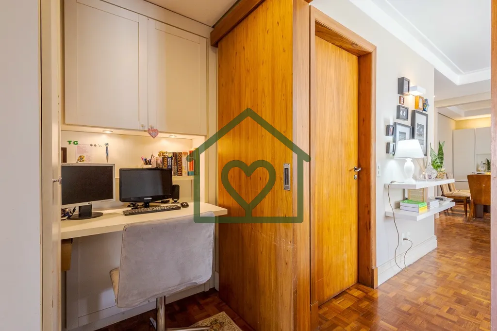 Imagem Apartamento semimobiliado no Jardim Botânico de 2 dormitórios com 105 m² privativos. Imóvel cont...