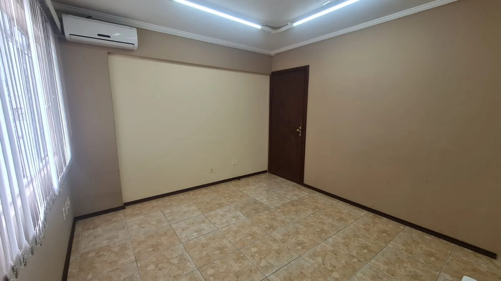 Imagem Sala comercial à venda, Centro de Sorocaba, 25 m², recepção, pronta para uso, próxima à Rua São Bento e ao Boulevard Braguinha, ideal para escritório