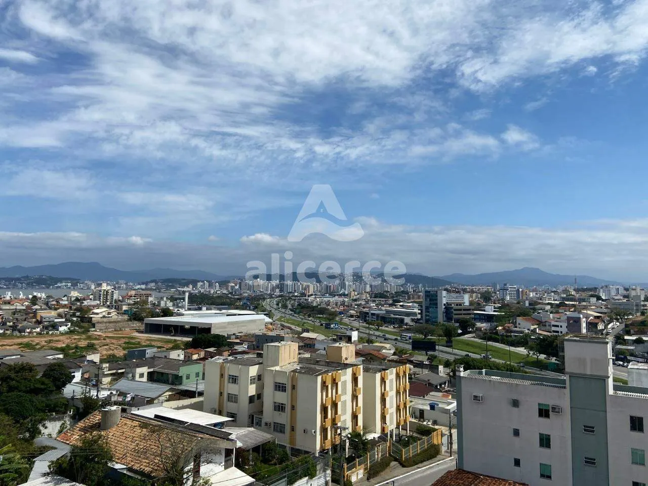 Imagem Apartamento para Locação em Coqueiros com 2 Dormitórios, 1 Suíte e Sol o Dia Todo