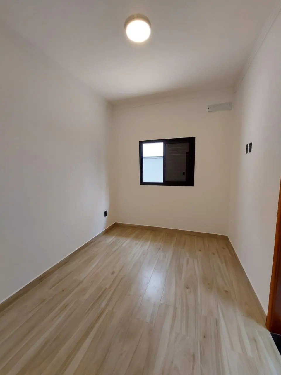 Imagem Impecável casa à venda em Sorocaba-SP, Wanel Ville: 3 quartos, 3 suítes, 145 m² de área, 4 banheiros e 2 vagas. Confira já!