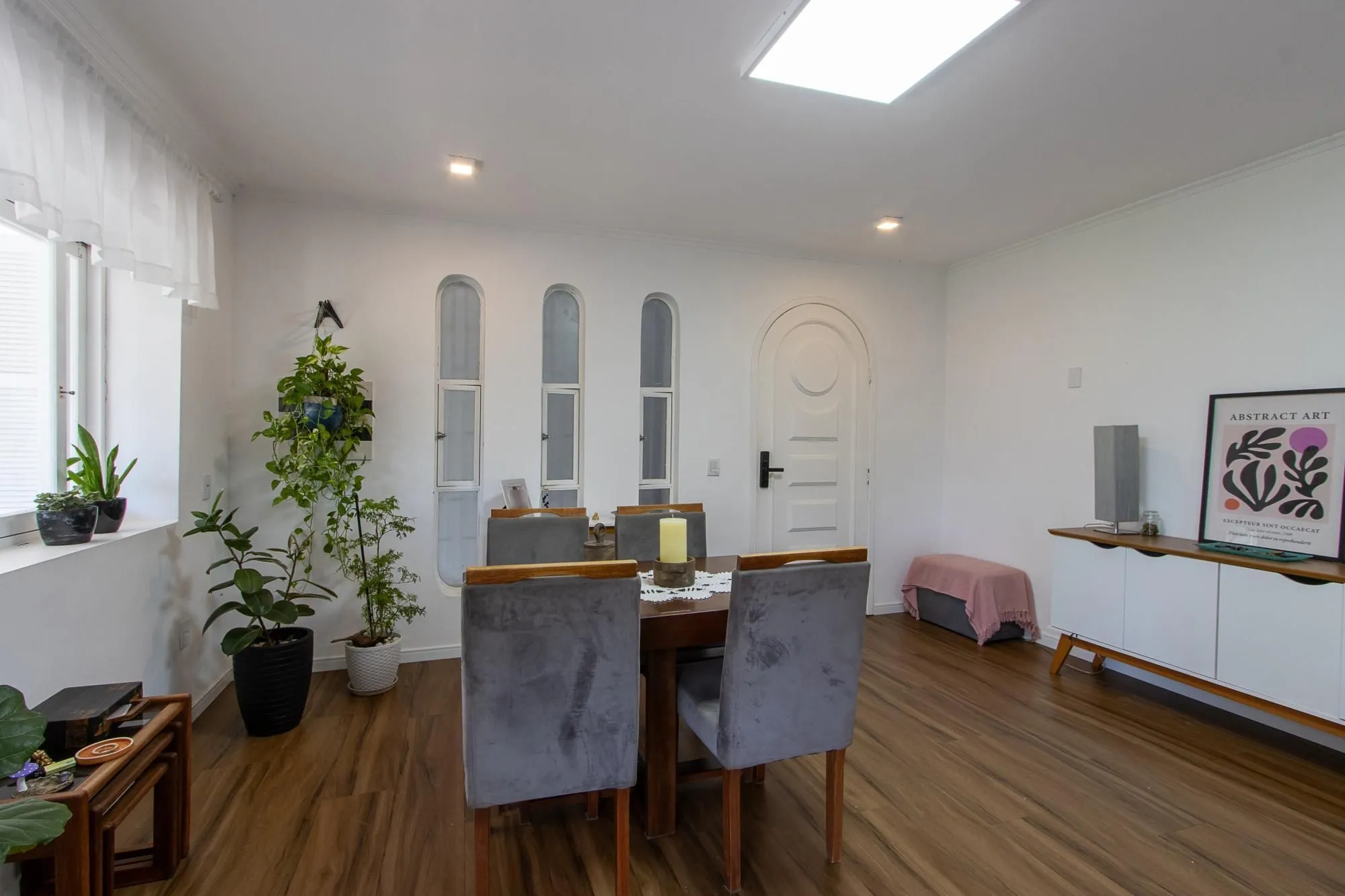 Imagem Linda casa totalmente reformada, 3 quartos (1 suite), 2 vagas cobertas - Bairro Nonoai