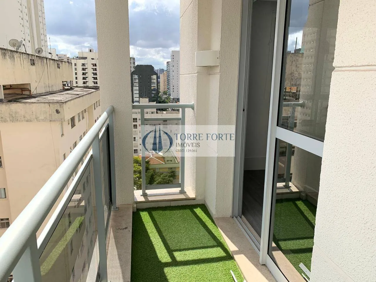 Imagem Ótima sala comercial com 35 m² 1 banheiro 1 copa, varanda 1 vaga de garagem