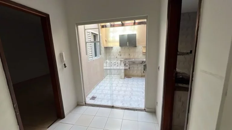 Imagem Casa à venda em Uberaba: 2 dormitórios, suíte, 4 garagens e quintal amplo