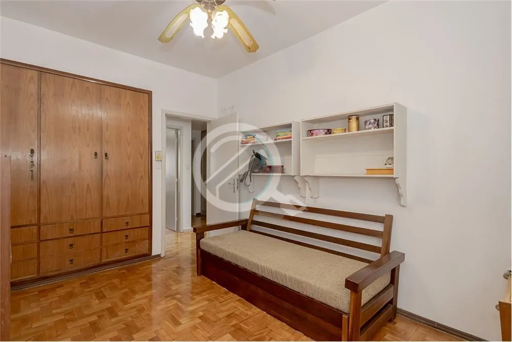 Imagem Apartamento à venda na Rua Sarmento Leite, no coração do Centro Histórico de Porto Alegre, em fr...
