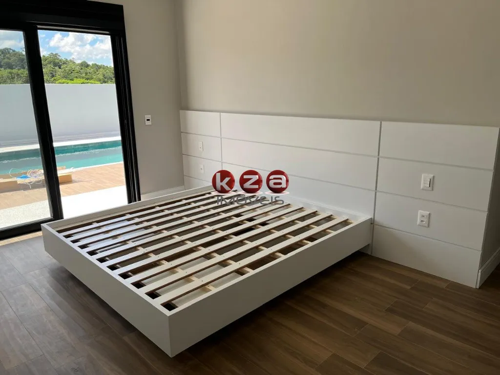 Imagem Imóvel de luxo: Casa em condomínio à venda em Vinhedo - SP, com 3 suítes, 4 salas e 310m² de área