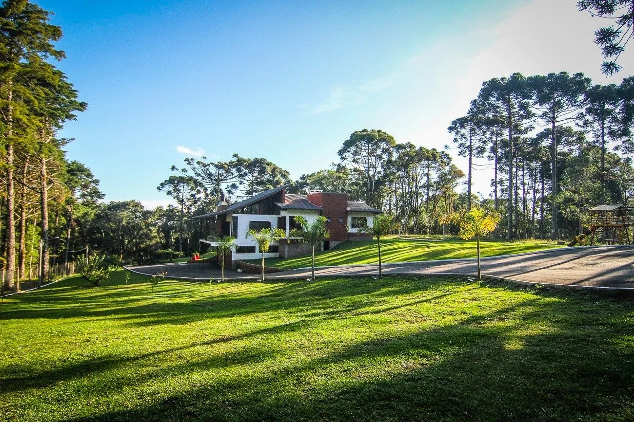 Imagem Casa Alto Padrão localizada a 5 quilômetros do centro de Canela, em meio a natureza com 16,600² em localização privilegiada e valorizada..