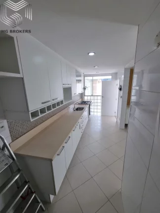 Imagem Casa de alto padrão em condomínio na Barra da Tijuca, Rio de Janeiro: 4 quartos, 3 suítes, 3 vagas, 250m². Imperdível!