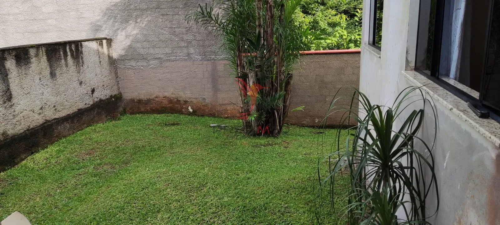 Imagem Casa com 4 Dormitórios com sacadas, sala e terreno grande