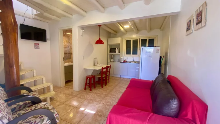 Imagem Pousada Comercial à Venda em Garopaba-SC: 3 Quartos, 4 Banheiros, 5 Vagas, 230m² - Não Perca!