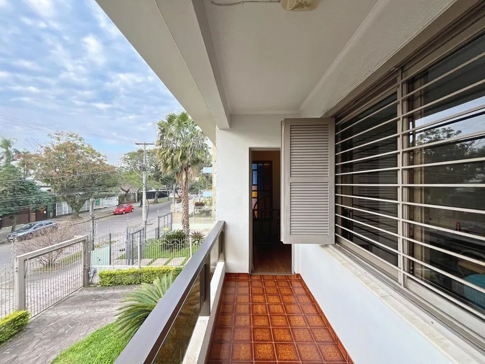 Imagem Casa ampla com piscina, adega, quiosque com churrasqueira e casa nos fundos (edícula).