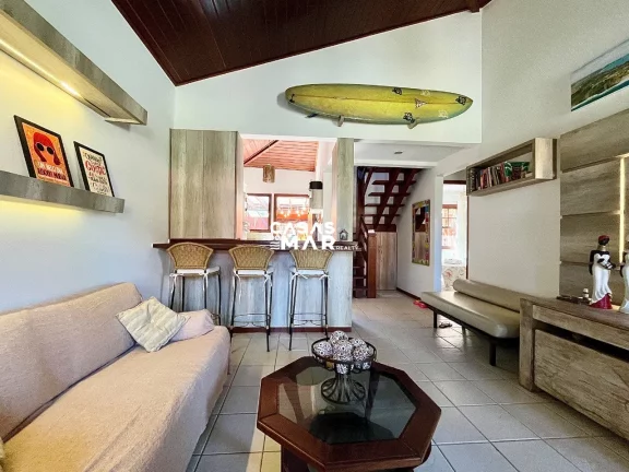 Imagem Excelente Casa em Condomínio, a poucos pasos da praia, Búzios-RJ: 4 Quartos, 3 Suítes, 2 Vagas de Garagem
