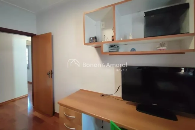 Imagem Localizada em Campinas, esta casa em condomínio oferece uma experiência única de conforto e conve...