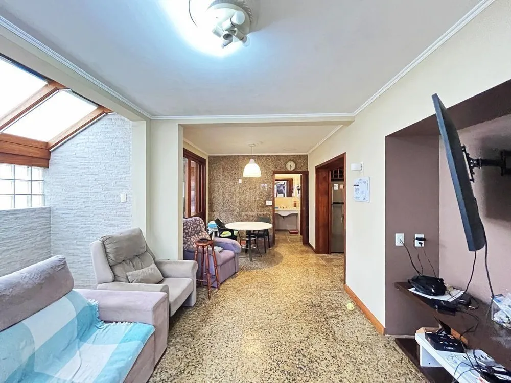 Imagem Casa ampla com piscina, adega, quiosque com churrasqueira e casa nos fundos (edícula).