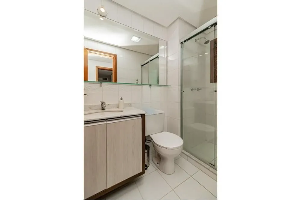 Imagem Apartamento com 3 dormitórios (sendo 1 suíte), 2 banheiros, lareira, churrasqueira e 2 vagas de garagem.