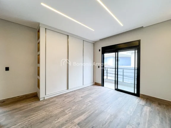 Imagem Este sobrado moderno, com 294,02 m² de área construída em um terreno de 480,88 m², oferece uma l...
