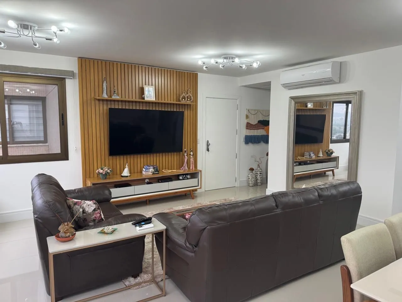 Imagem Semi-mobiliado, 3 dormitórios, 2 vagas lado a lado - Jardim Planalto
