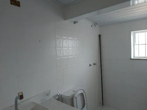 Imagem LOCAÇÃO DE CASA RESIDENCIAL/COMERCIAL NO CENTRO DE ARUJÁ/SP, com 2 quartos, sala c/ 2 ambientes, varanda na frente e nos fundos e 1 vaga. CONSULTE-NOS